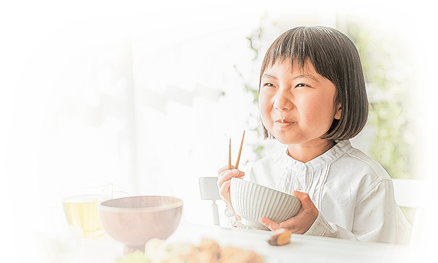 ご飯を食べる子供